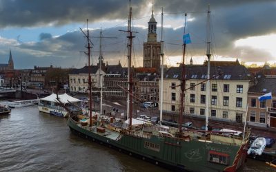 Spiegelretourschip Soeverein is een zeilende loungeclub
