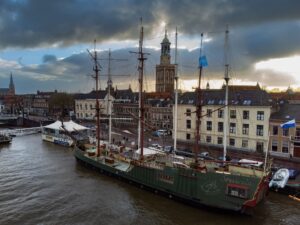 unieke-replica-van-17e-eeuws-schip-vaart-weer