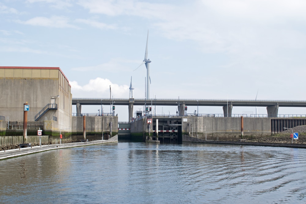 Schipper strandt met 188 meter lang koppelverband