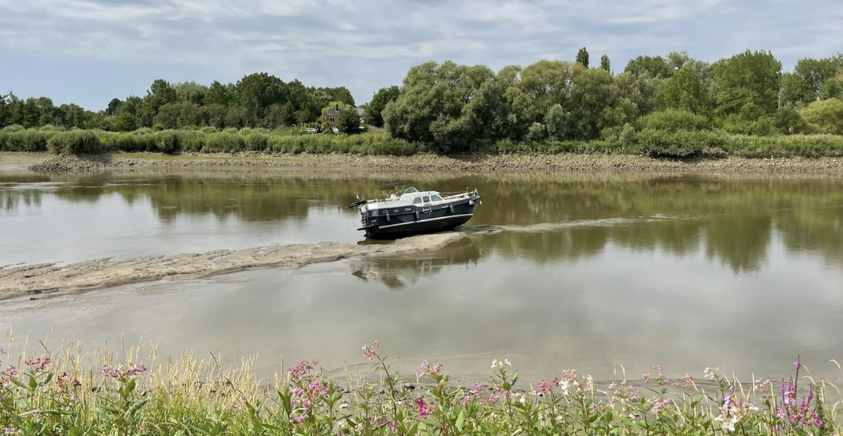 plezierjacht-vast-op-zandbank-in-rumst