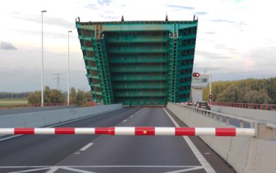 Haringvlietbrug te zwaar belast door betonblokken