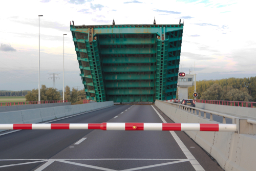 Haringvlietbrug te zwaar belast door betonblokken