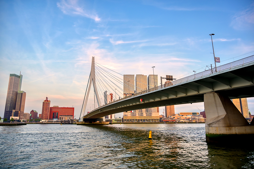 Hulpdiensten rukken uit voor aanvaring tussen schip en watertaxi