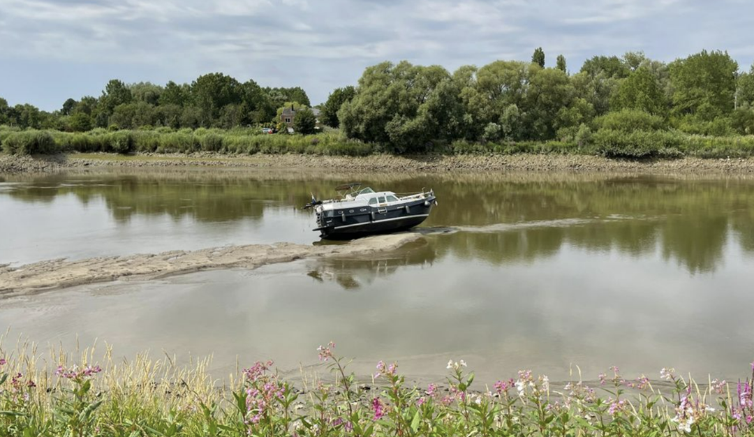 Plezierjacht vast op zandbank in Rumst