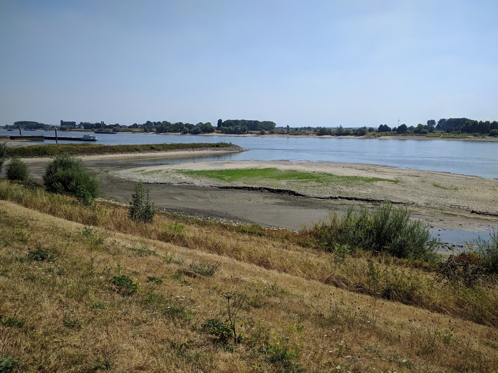 hinder-voor-scheepvaart-door-extreem-lage-waterstand-in-de-rijn