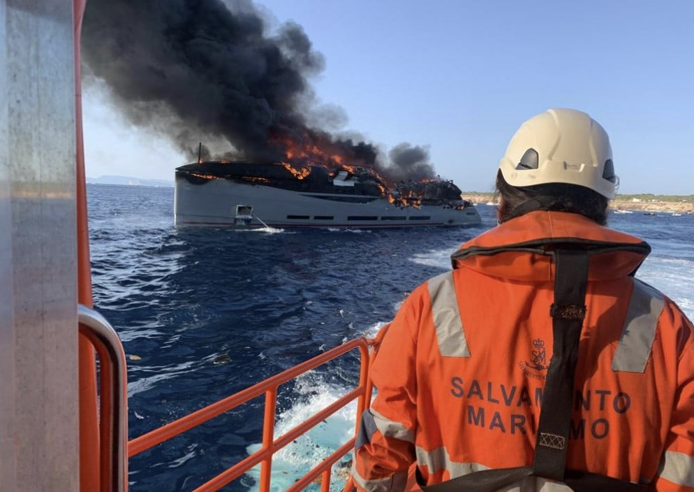 net-afgeleverd-superjacht-gaat-in-vlammen-op