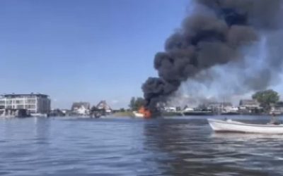 Jacht brandt uit op Loosdrechtse Plassen