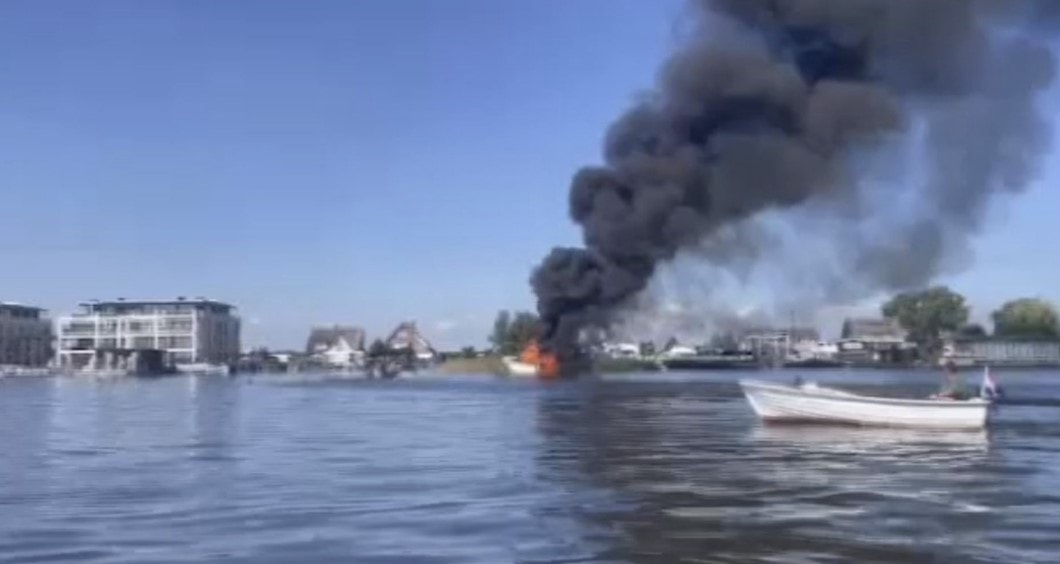 Jacht brandt uit op Loosdrechtse Plassen