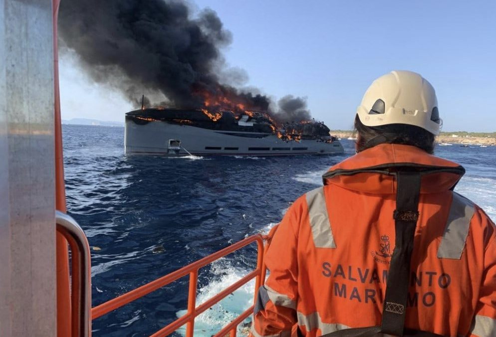 Net afgeleverd superjacht gaat in vlammen op