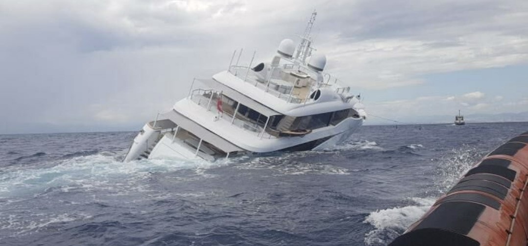 Superjacht vergaat voor de kust van Zuid-Italië