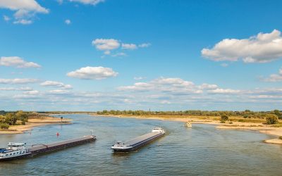 Te diep geladen binnenvaartschip loopt aan de grond bij Nijmegen