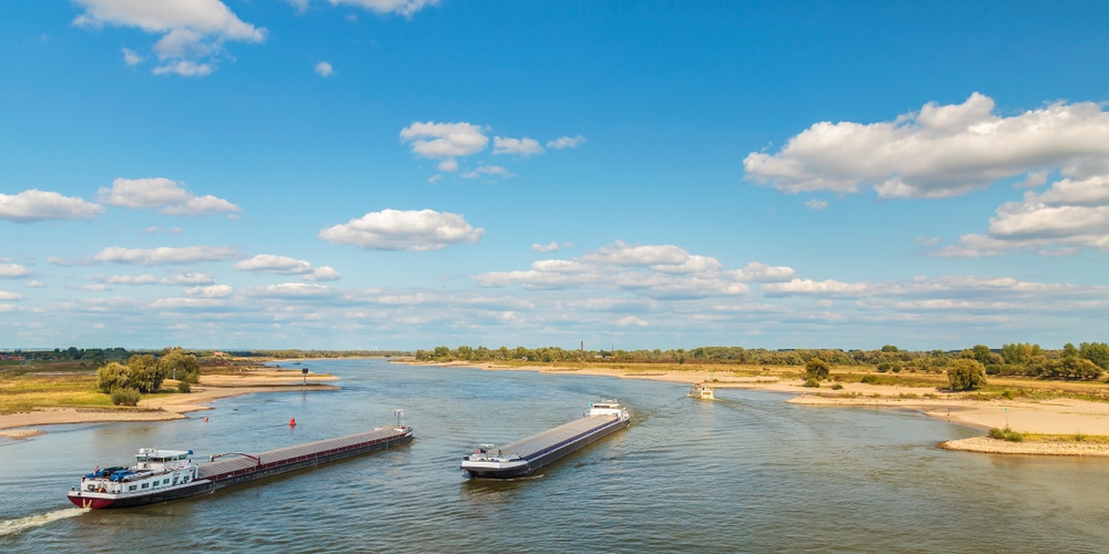 Te diep geladen binnenvaartschip loopt aan de grond bij Nijmegen