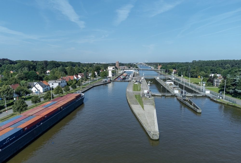Wachttijden tot twee uur bij Vlaamse sluizen vanwege waterbesparing