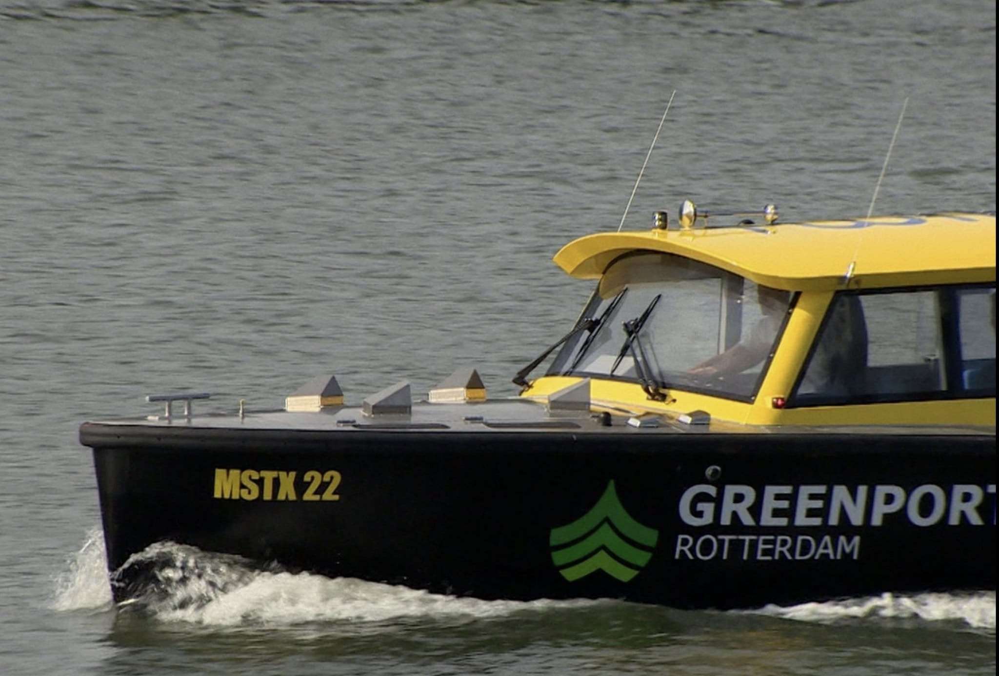 primeur-voor-rotterdam:-eerste-watertaxi-op-waterstof-in-gebruik-genomen