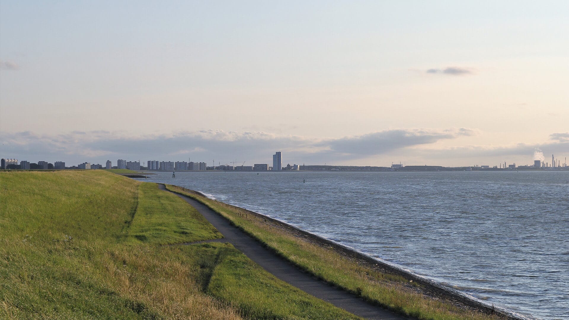 twee-mensen-uit-westerschelde-gered-door-knrm