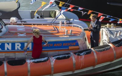Brigitte Kaandorp doopt KNRM-reddingboot op Hiswa te Water