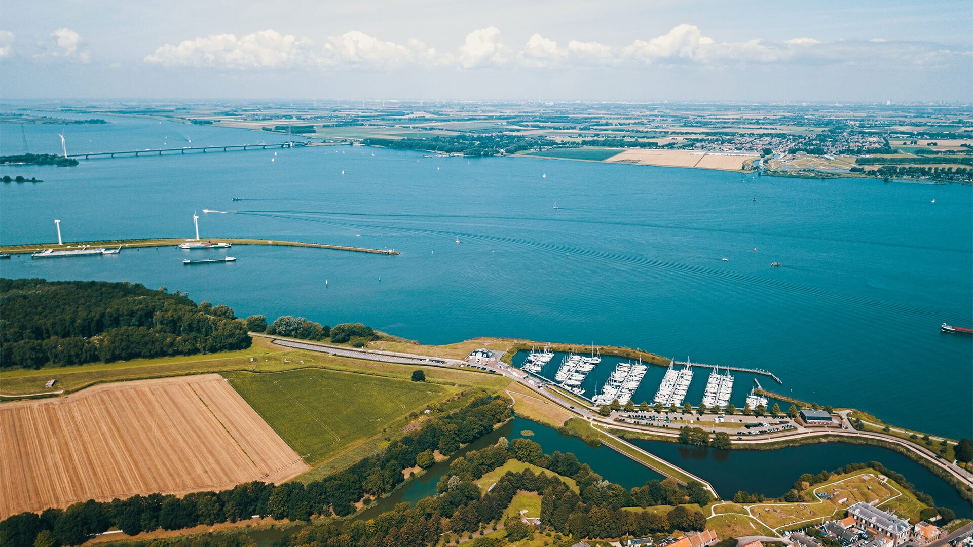 gaslucht-in-dordrecht-door-schip-op-hollands-diep