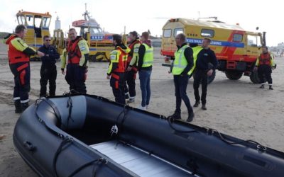 KNRM Noordwijk treft lege vluchtelingenboot aan