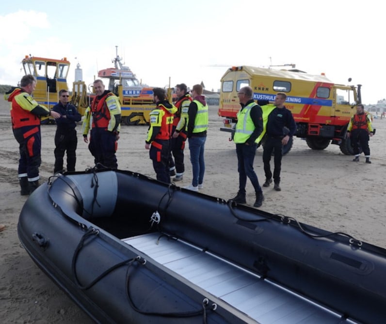 KNRM Noordwijk treft lege vluchtelingenboot aan