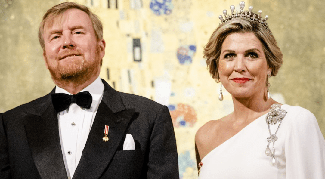 Willem-Alexander en Máxima geven scheepsbel terug aan Zweden