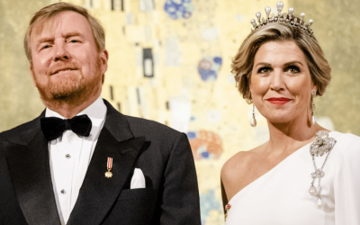 Willem-Alexander en Máxima geven scheepsbel terug aan Zweden