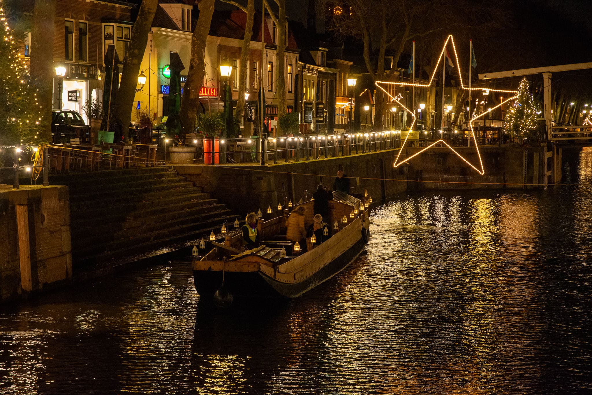 kaarsjesvaart-door-vreeswijk-in-kerstsfeer