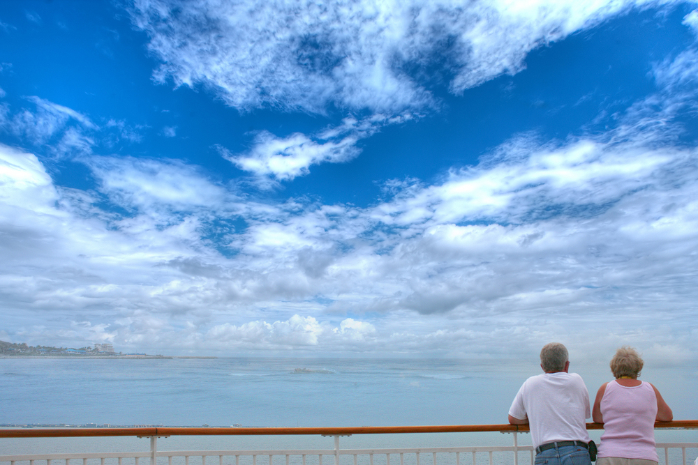 man-valt-van-cruiseschip-en-wordt-pas-uren-later-gered