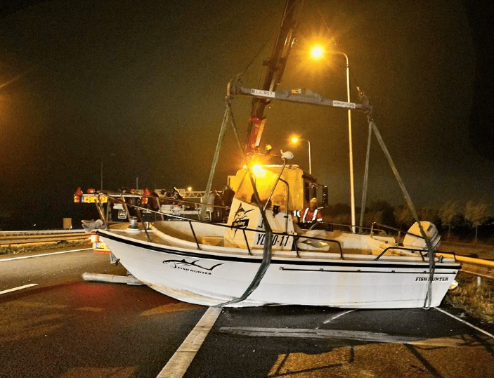 Boot valt van trailer op A9 bij Akersloot
