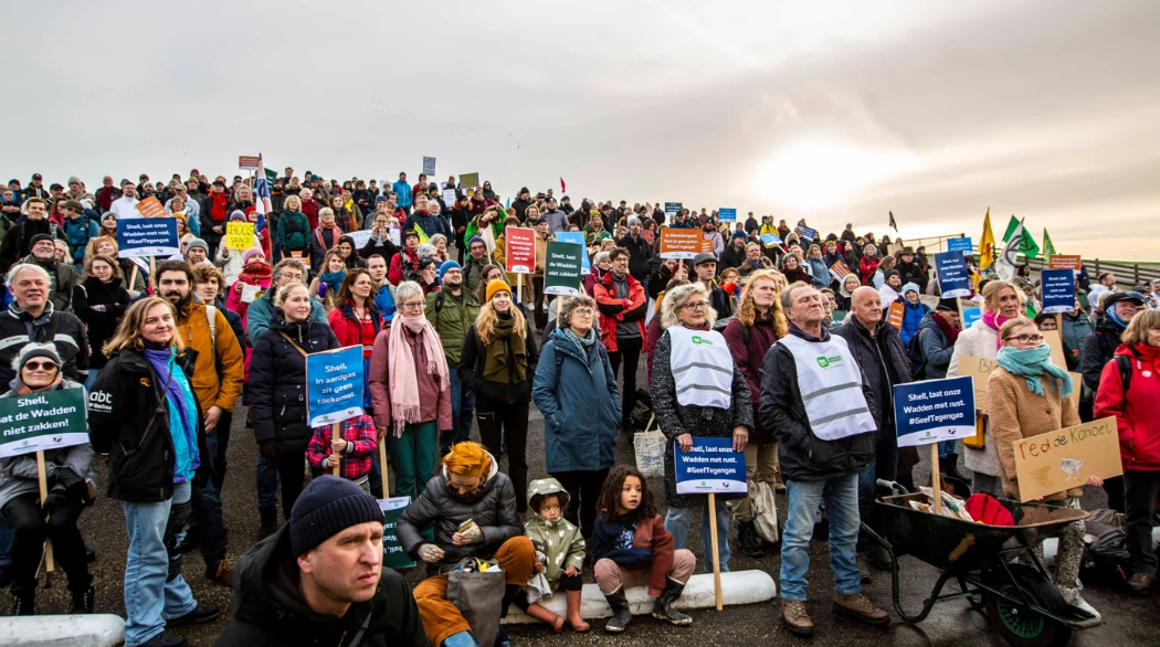 ‘Dijk’ van mensen tegen gasboringen Waddenzee