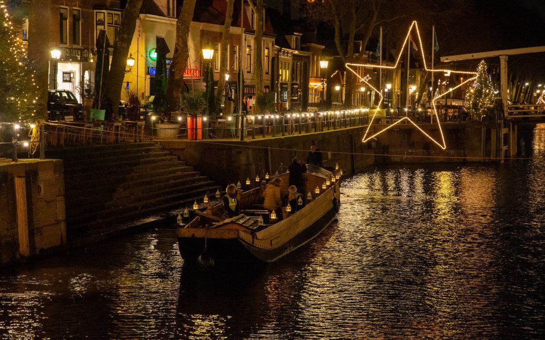 Kaarsjesvaart door Vreeswijk in kerstsfeer
