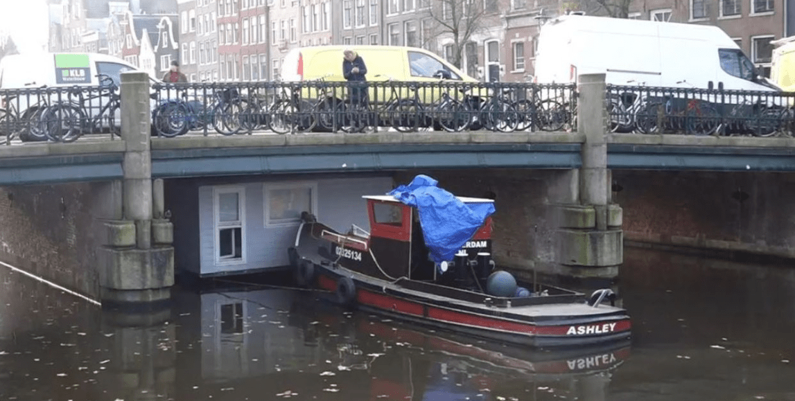 waterpeil-in-amsterdam-verlaagd-voor-verplaatsing-woonboot