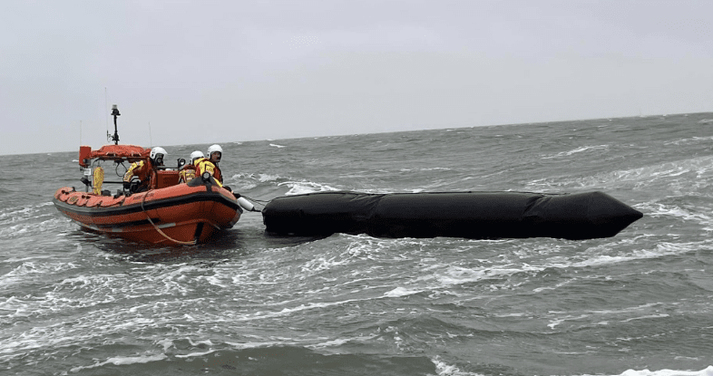 vluchtelingenvlot-opgepikt-door-de-knrm