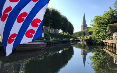 Bewegwijzering voortaan ook in het Fries langs het Friese vaarwater