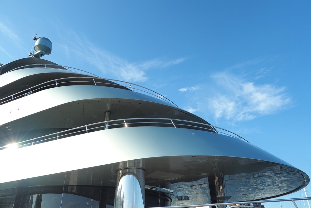 Superjacht vriend Poetin geveild, opbrengst naar Oekraïne