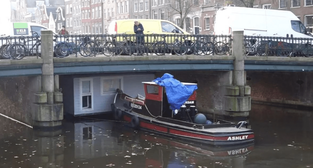 Waterpeil in Amsterdam verlaagd voor verplaatsing woonboot