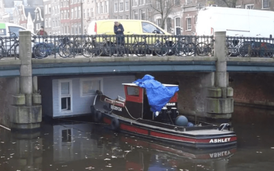 Waterpeil in Amsterdam verlaagd voor verplaatsing woonboot