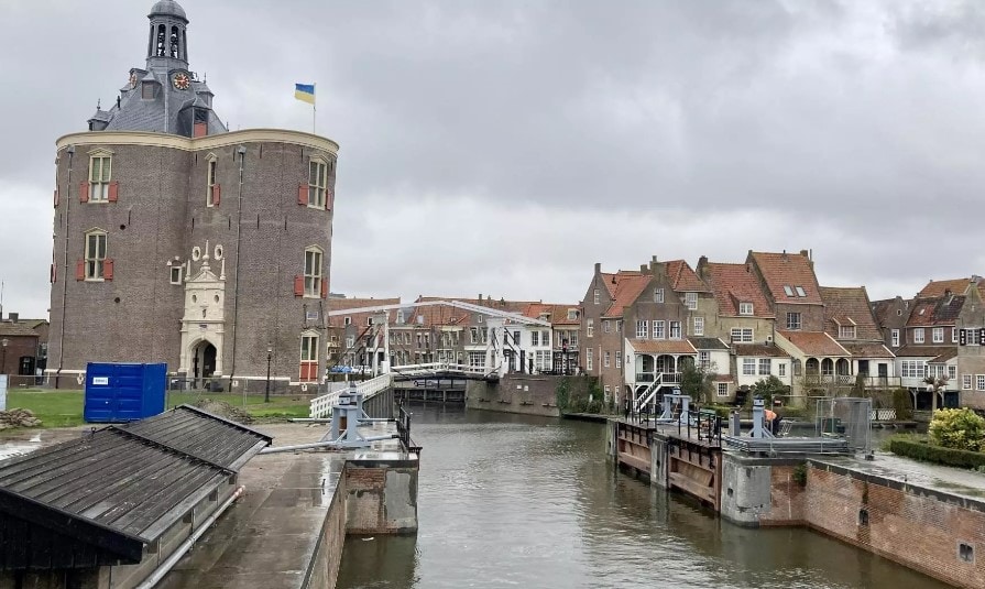 vanwege-hoog-water-is-sassluis-in-enkhuizen-gestremd