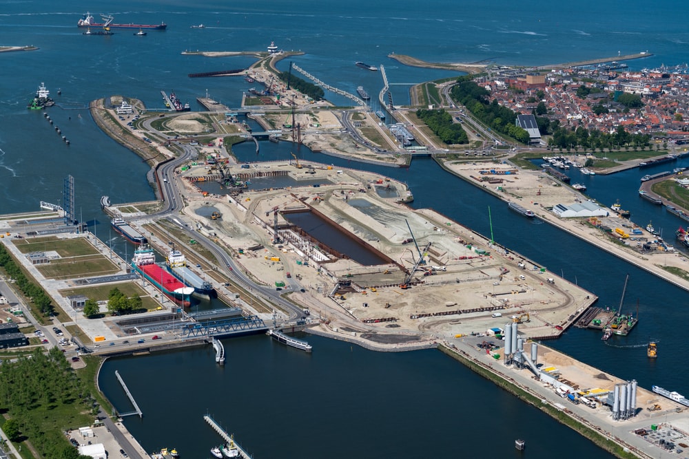 eerste-brug-voor-nieuwe-sluis-van-terneuzen-op-transport