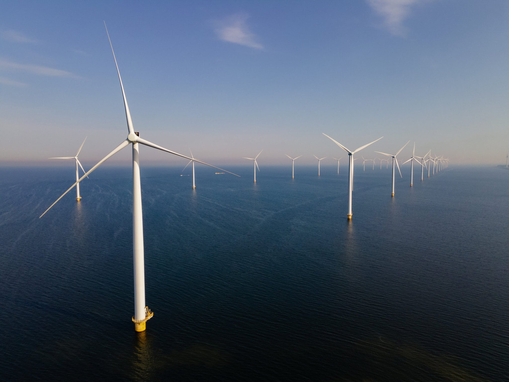 stuurloos-schip-weggetrokken-bij-windpark