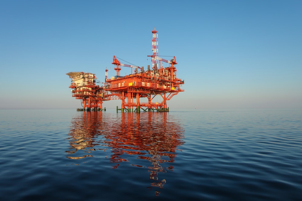 Bemanning zeilboot bekeurd voor te dicht naderen van boorplatform
