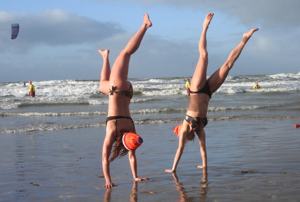Duizenden beginnen het nieuwe jaar met een duik in zee