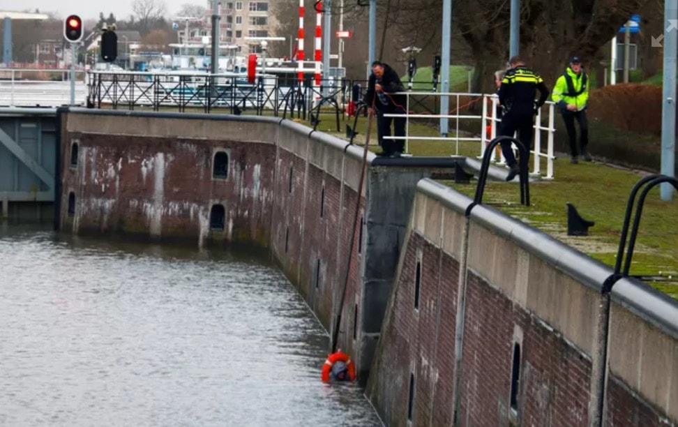 Man gered uit sluiskolk Grote Merwedesluis in Gorinchem