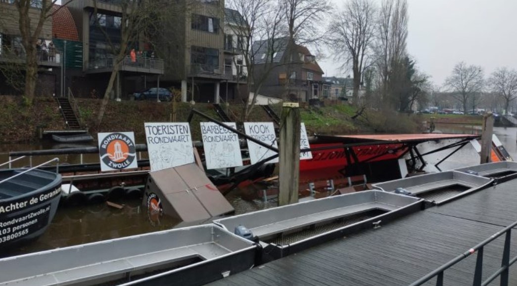 Rondvaartboot Zwolle zinkt door vuurwerkbom