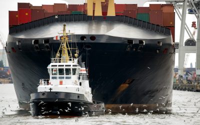 Team van sleepboten nodig om vrachtschip los te trekken