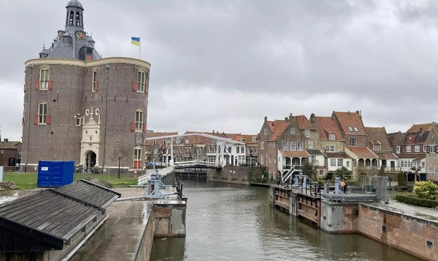 Vanwege hoog water is Sassluis in Enkhuizen gestremd