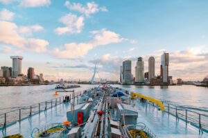 Schip binnenvaart Rotterdam Erasmusbrug