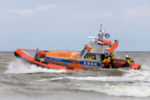 Reddingsboot KNRM op het water