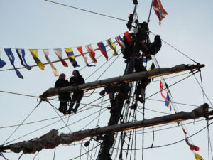 Jongeren in mast tallship