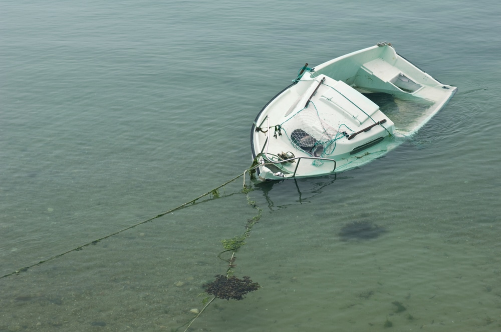 Half gezonken boot bij Alkmaar uit het water gehaald