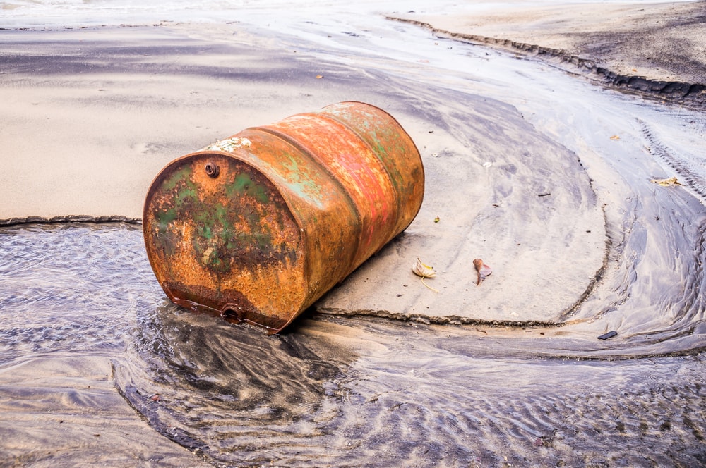 Olievaten spoelen aan op strand van Ameland en Terschelling